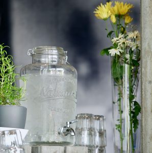 Blumenvase und Wasserspender aus Glas