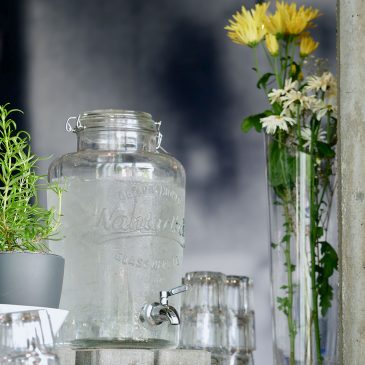 Blumenvase und Wasserspender aus Glas
