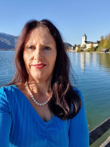 Foto von Elisabeth Walch vor einem See