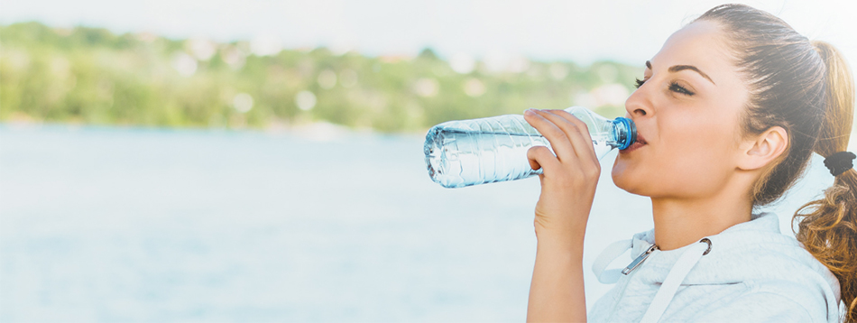 Abbildung einer Frau, die aus einer Wasserflasche trinkt