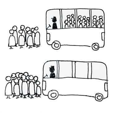 Ein mit Fahrgästen voller Bus und ein leerer Bus. Beide Fahren auf eine Haltestelle zu, bei der weitere Fahrgäste warten