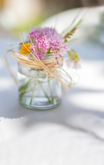 Wasservase mit Blumen