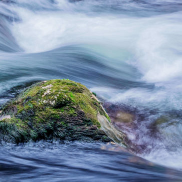 Wasser fließt über einen Stein
